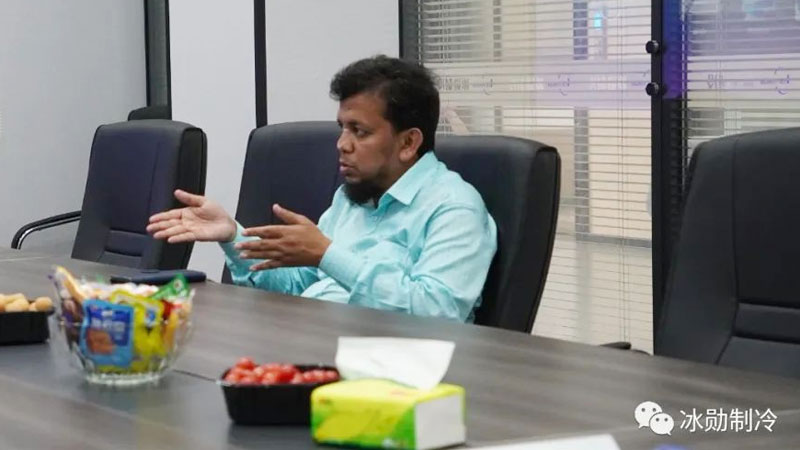 Khách hàng thảo luận về sự hợp tác trong tương lai