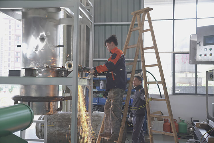 Máy làm đá ống đang được sản xuất