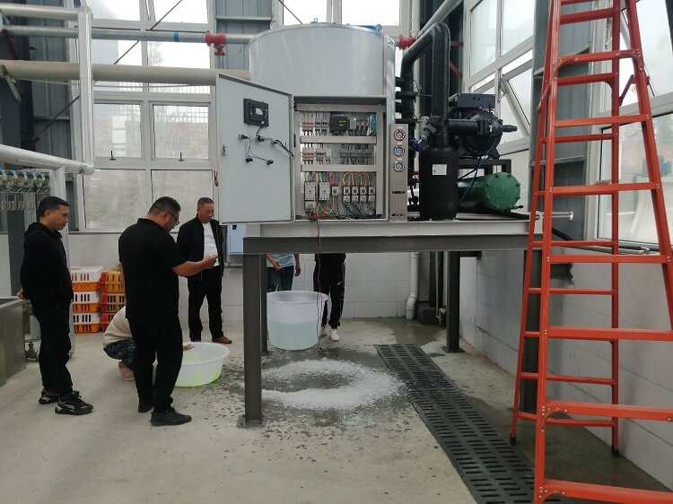 hộp đựng máy làm đá vảy