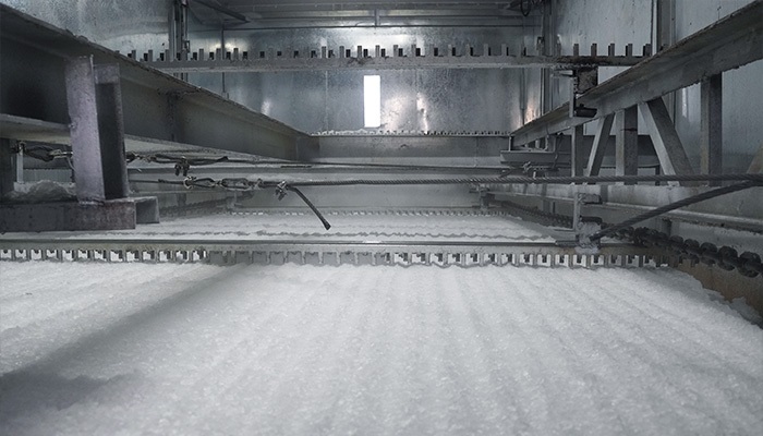 máy làm đá vảy với hệ thống cào đá