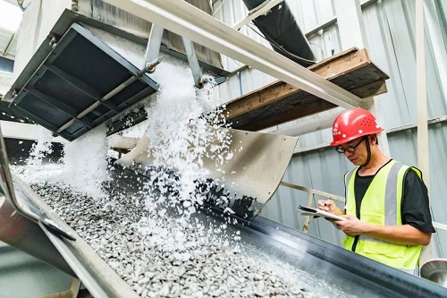 vảy băng để l&agrave;m m&aacute;t b&ecirc; t&ocirc;ng