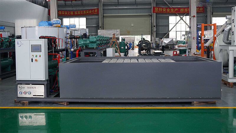 m&aacute;y l&agrave;m đ&aacute; khối nước muối