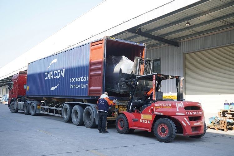 Vận chuyển m&aacute;y l&agrave;m đ&aacute; ống