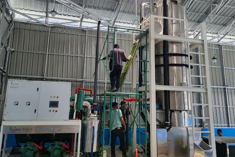 nh&agrave; m&aacute;y nước đ&aacute; dạng ống