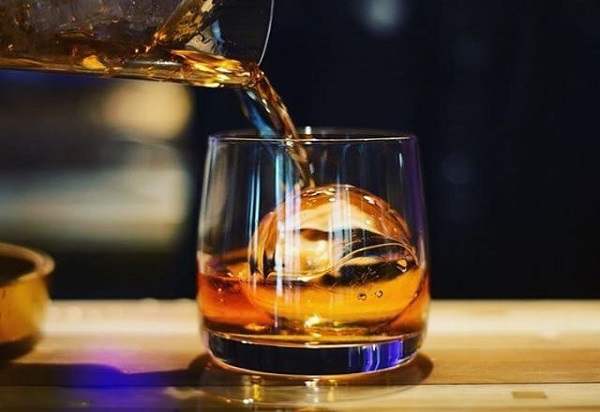 Bóng đá cho rượu whisky
