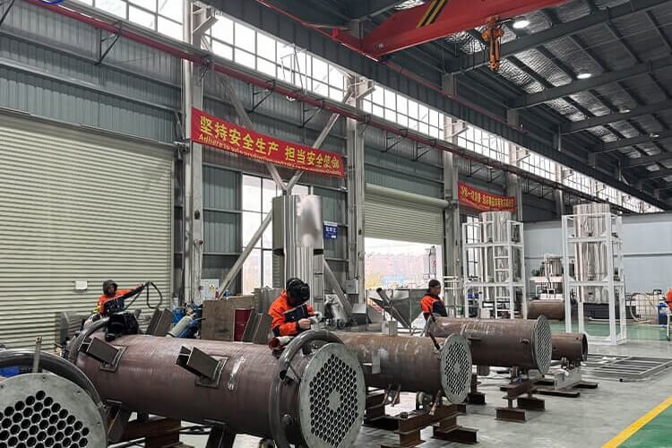 máy làm đá ống đang được sản xuất